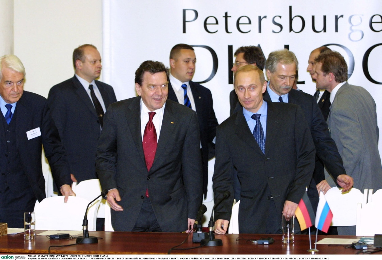 Bundeskanzler Gerhard Schröder beim 1. Petersburger Dialog mit Russlands Präsident Wladimir Putin