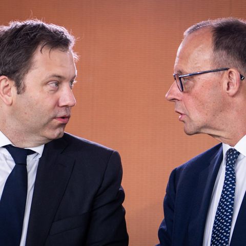Bundeskanzler Friedrich Merz unterhalt sich mit seinem Vize Lars Klingbeil