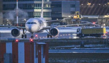 Jan Böhmermann stänkert über den Flughafen Stuttgart