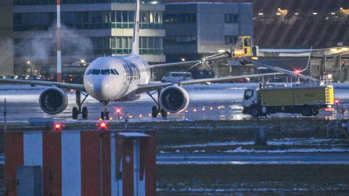 Jan Böhmermann stänkert über den Flughafen Stuttgart