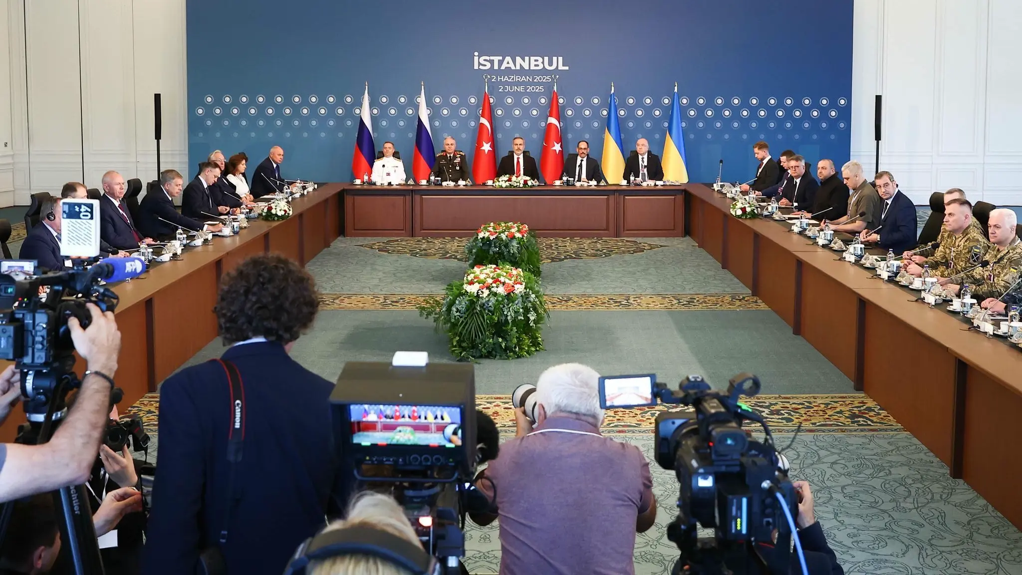 Ukraine-Krieg - Verhandlungen: ARCHIV - 02.06.2025, Türkei, Istanbul: Auf diesem von der staatlichen russischen Nachrichtenagentur Tass via Zuma veröffentlichten Foto sitzen die Delegationen der direkten Verhandlung zwischen Russland und der Ukraine unter türkischer Führung zusammen. (zu dpa: «Moskau bestätigt Interesse an Verhandlungen mit Kiew») Foto: Alexander Ryumin/TASS via ZUMA Press/dpa +++ dpa-Bildfunk +++