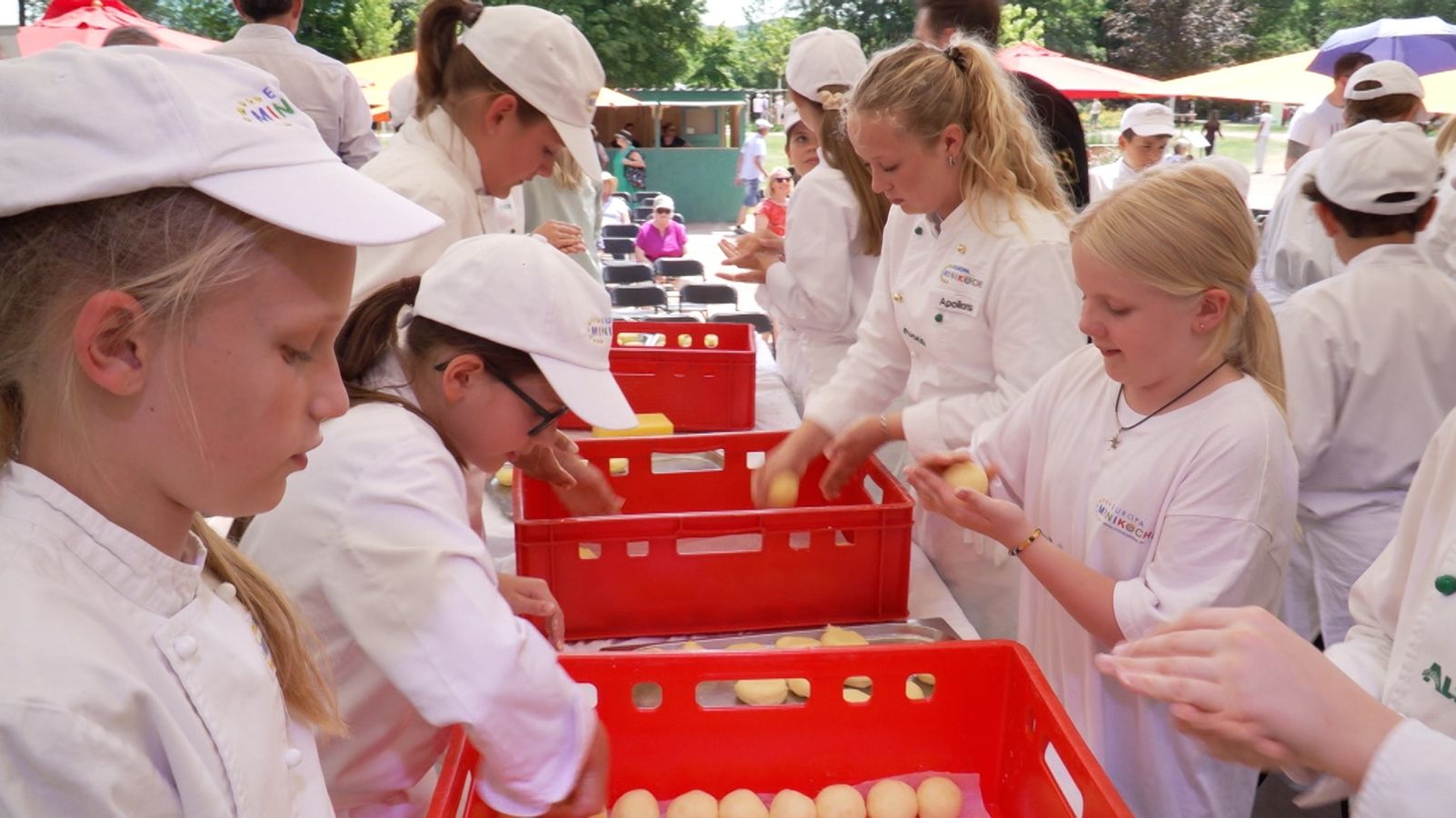 Über 7.000 Knödel gedreht: Miniköche schaffen Weltrekord