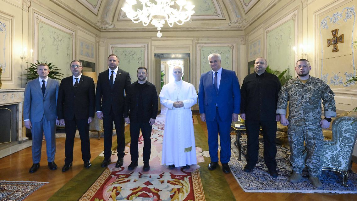 Wolodymyr Selenskyj mit Papst Leo XIV (beide in der MItte).