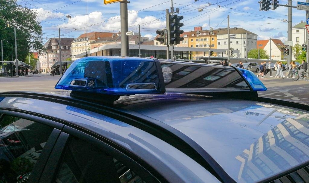 Mann (66) verhilft in Augsburg Ladendieb zur Flucht und geht Verkäuferin an