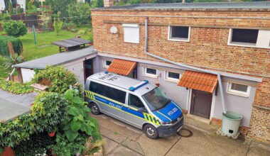 Die Wohnung von Erik P. ist versiegelt, vor dem Haus steht rund um die Uhr ein Streifenwagen der Polizei.