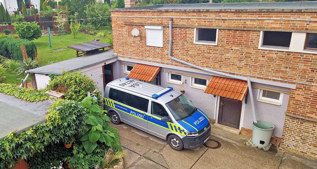 Die Wohnung von Erik P. ist versiegelt, vor dem Haus steht rund um die Uhr ein Streifenwagen der Polizei.