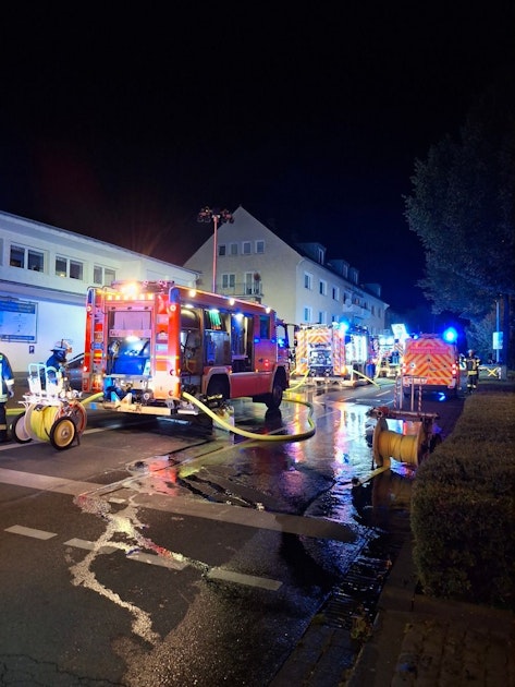 Feuer in Bonn-Plittersdorf: Flammen greifen auf Gebäude über