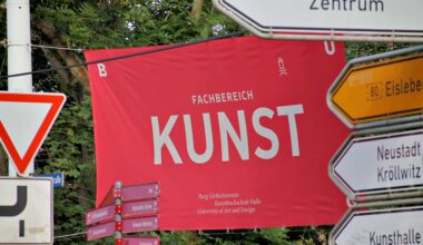 Nicht zu übersehen: Das Banner des Fachbereichs Kunst am Standort der Kunsthochschule in der Fähstraße in Halle