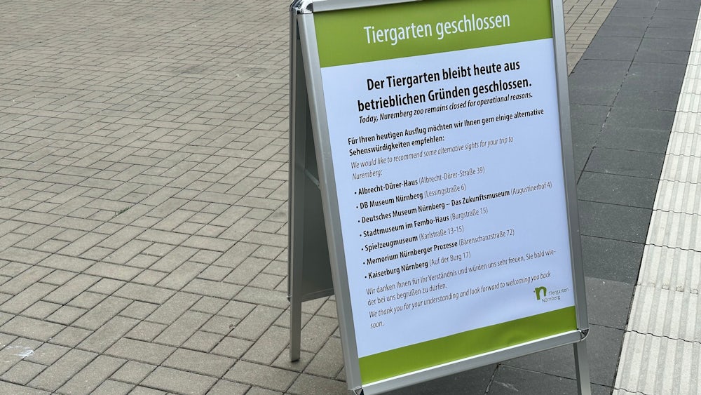 Ein Schild   informiert die Besucher über die Schließung des Tiergartens.