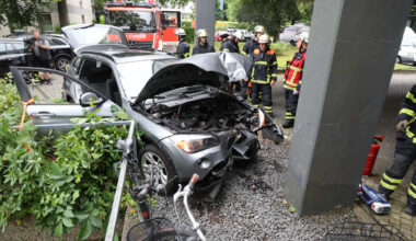 Hamburg: Rentner rast mit BMW X1 in Klinik | Regional