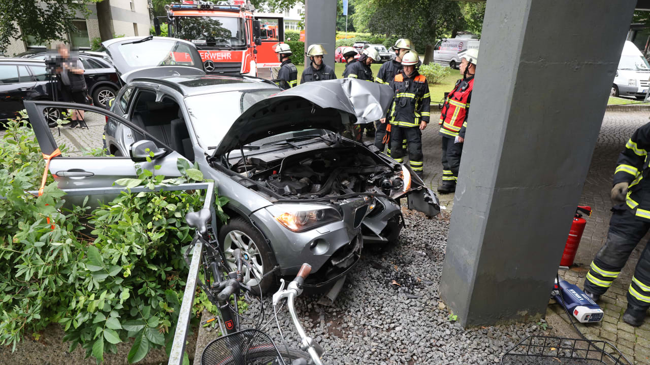 Hamburg: Rentner rast mit BMW X1 in Klinik | Regional