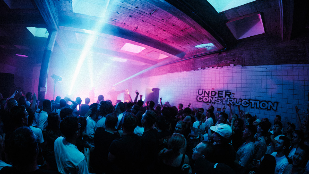 Abrissparty in der Stadthalle Braunschwei mit Mosh Pits und Stroboskoplicht