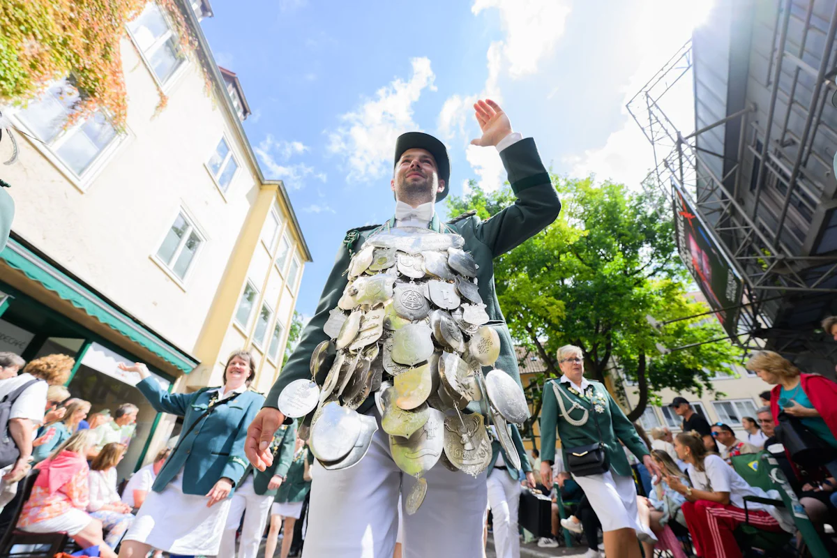 Schützenfest - Schützen ziehen durch Hannover - rund 10.000 Teilnehmer - Kultur