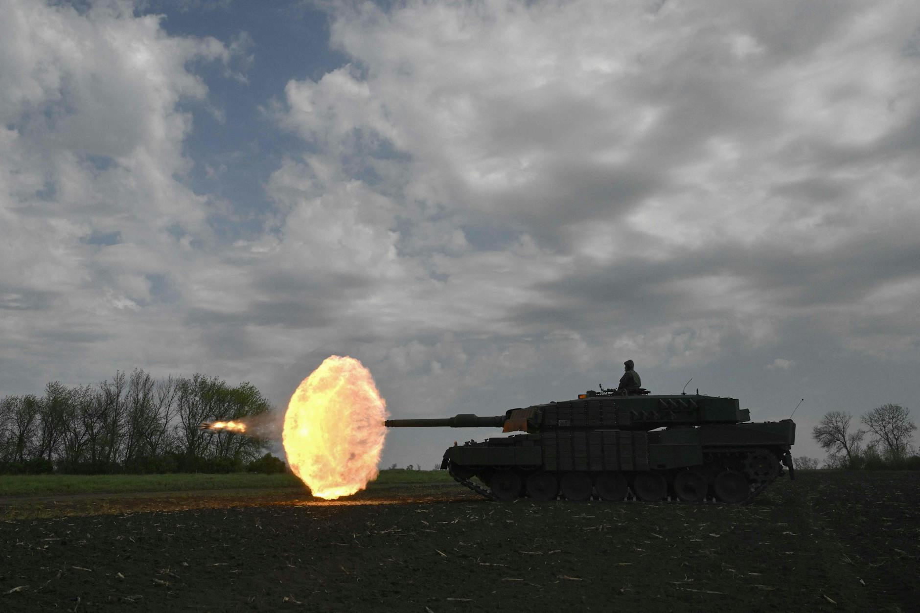 Ukrainische Soldaten während einer Übung mit einem Leopard Panzer