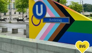 Gunnar Schupelius: BVG-Chef, erst Pünktlichkeit, dann der Regenbogen! | Regional