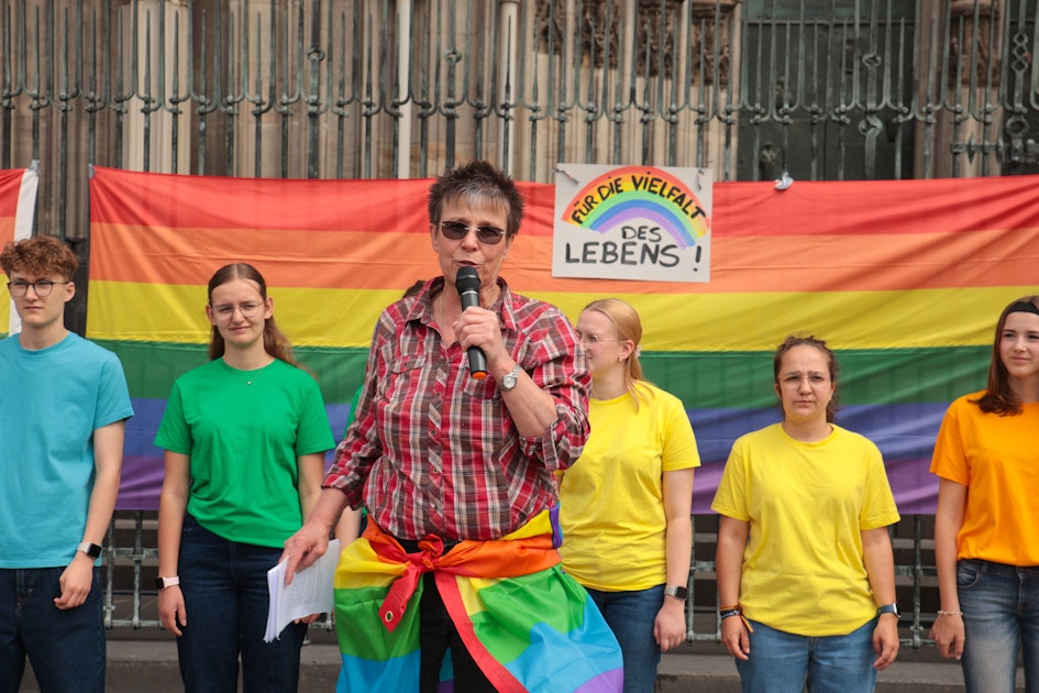 Erzbistum Köln: Demonstration gegen Kardinal Woelki vor dem Dom
