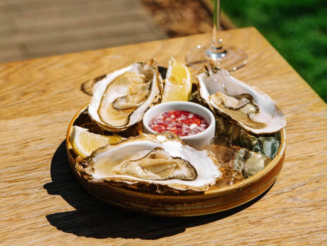 Bon appétit! Austern und Weisswein, das geht in Frankreich immer.