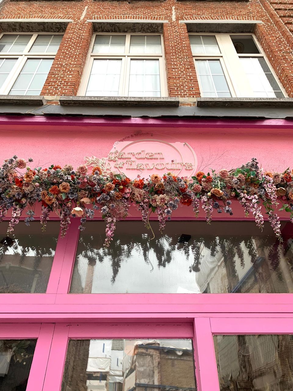 Geschäft mit Blumenbande über dem Eingang