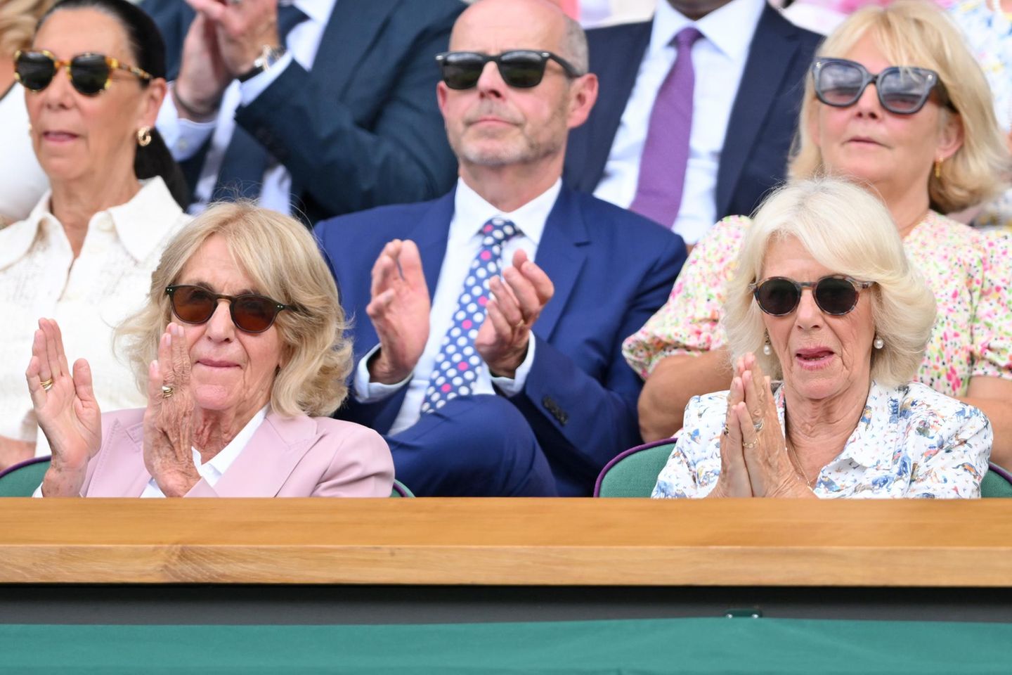 Annabel Elliot und Königin Camilla am 9. Juli 2025 in Wimbledon.