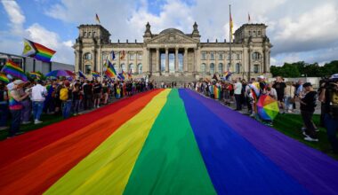 Vor dem Reichstagsgebäude liegt eine riesige Regenbogenflagge