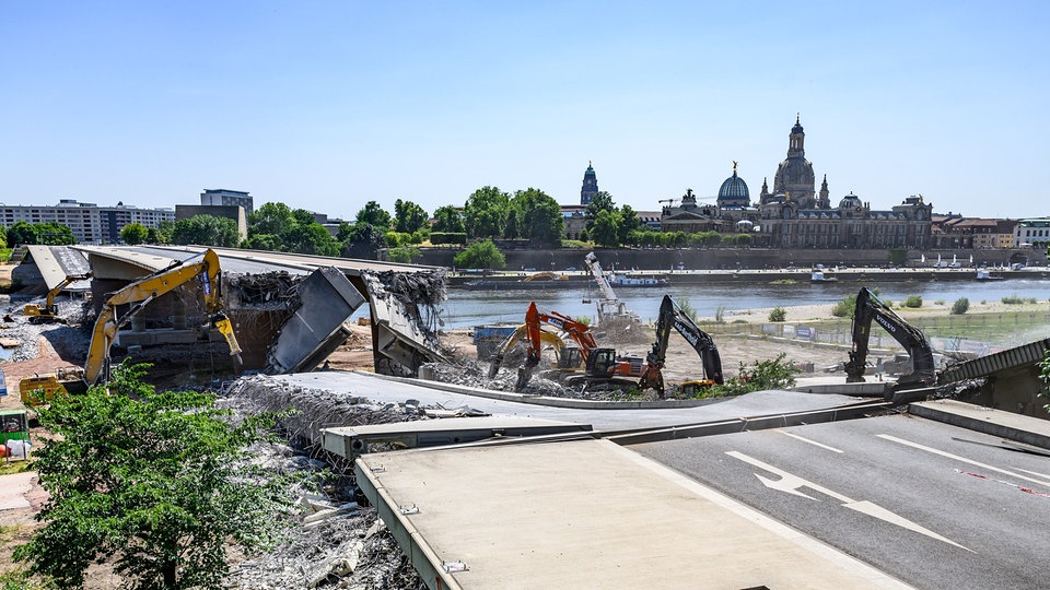 Nach Abbruch: Freigabe der Elbe für Dampfer und Schiffe im August geplant