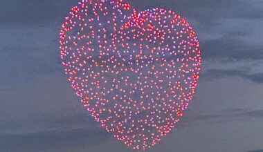 Deutschlands größte Drohnenshow: Licht-Spektakel in Bildern | Regional