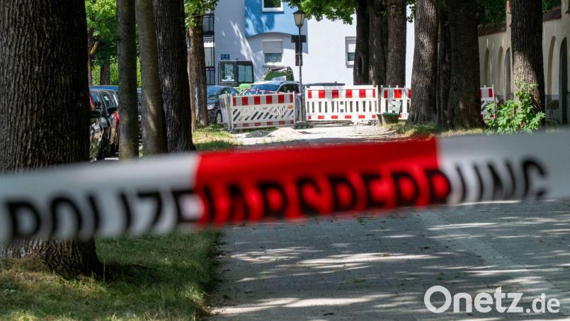 Die Polizei sperrt eine Straße ab, nachdem bei Bauarbeiten im Münchener Norden eine Weltkriegsbombe gefunden wurde. Bild: Peter Kneffel/dpa
