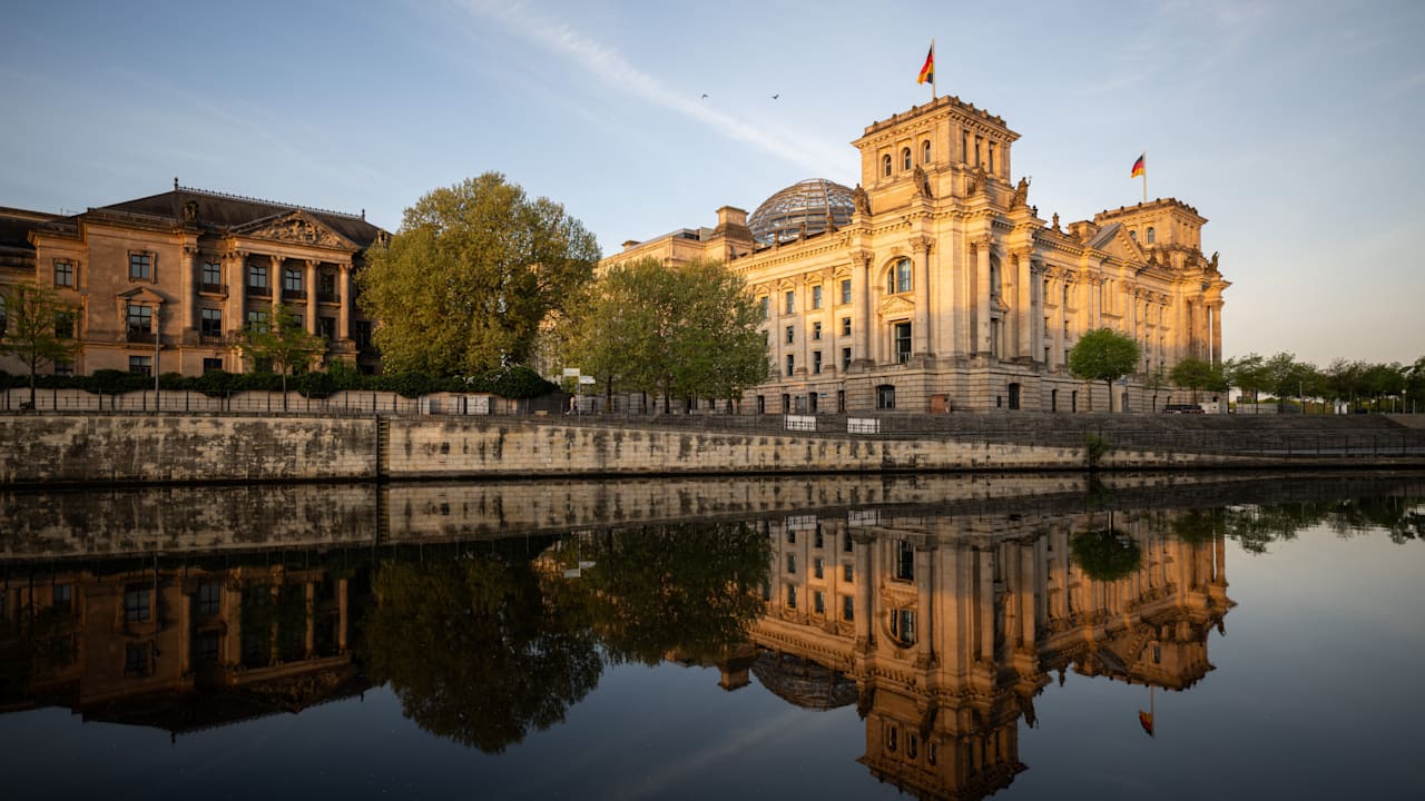 Baustelle schuld: Am Bundestag in Berlin riecht es nach faulen Eiern | Regional