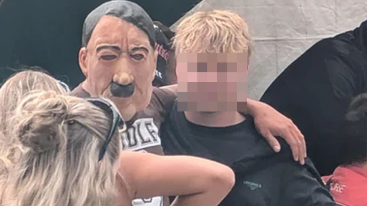 Eklat bei Motorrad-WM: Thüringer (40) mit Hitler-Maske am Sachsenring | Regional