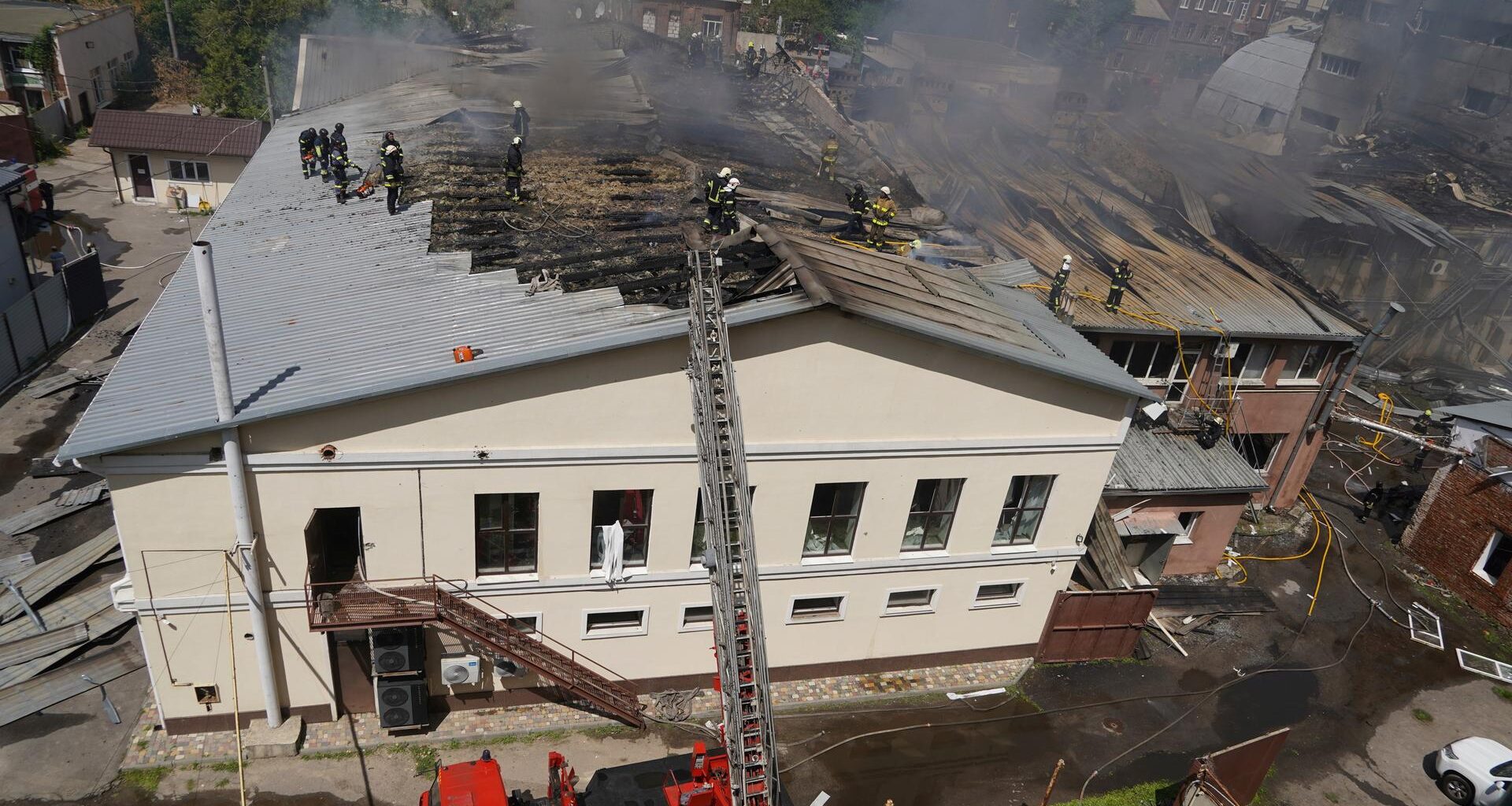 Feuerwehrleute bekämpfen den Brand nach einem russischen Angriff auf ein Wohngebiet in Charkiw, Ukraine.