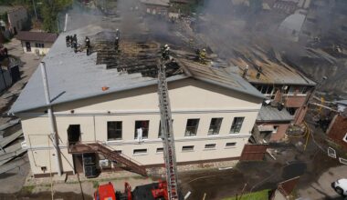 Feuerwehrleute bekämpfen den Brand nach einem russischen Angriff auf ein Wohngebiet in Charkiw, Ukraine.