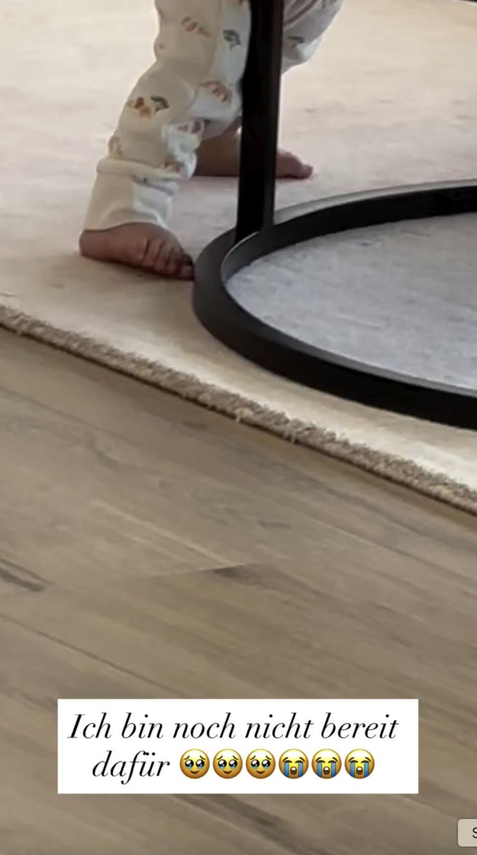 Christina Hänni teilt diesen emotionalen Moment mit ihren Follower:innen: Ihre kleine Tochter macht die ersten Schrittchen!