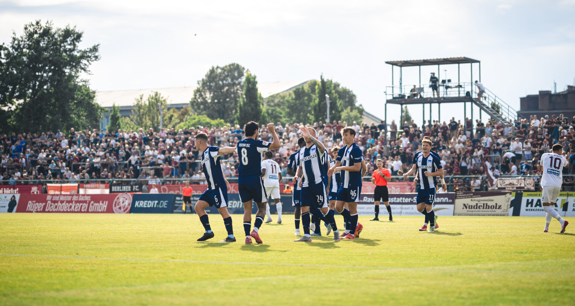Unsere Herthaner bejubeln einen Treffer beim BFC.