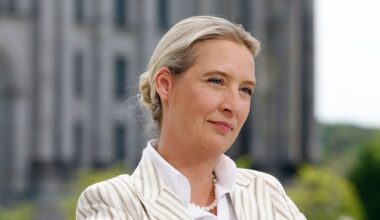 ARD-Sommerinterview mit Alice Weidel geht fast im Lärm von Demonstranten unter