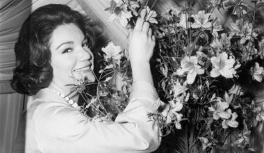 Connie Francis riecht an einem großen Blumenstrauß. Das Foto ist schwarz-weiß.