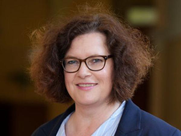 Bezirksstadträtin Camilla Schuler (Die Linke)
Stellv. Bezirksbürgermeisterin und Bezirksstadträtin des Geschäftsbereichs Bauen, Stadtentwicklung, Facility Management und Jugend und verantwortlich für das Stadtentwicklungsamt, die Serviceeinheit Facility Management und für das Jugendamt