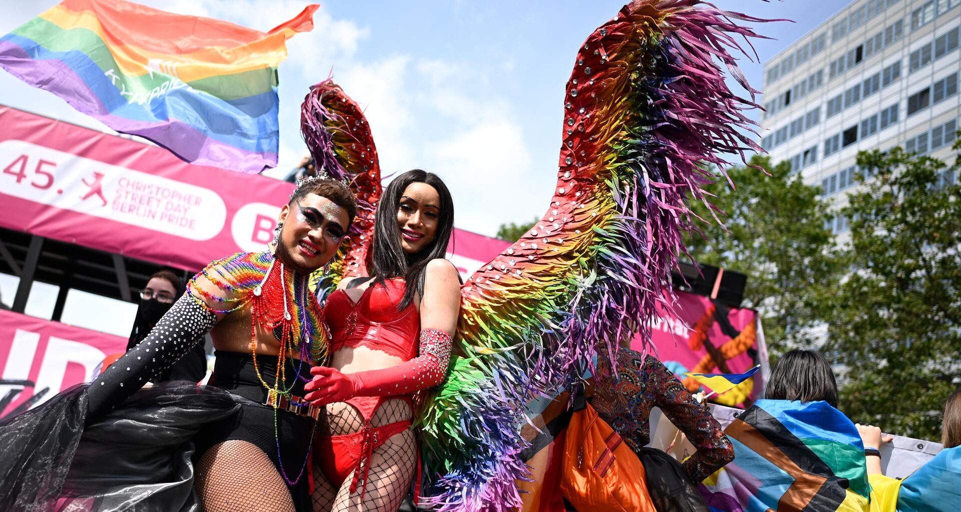 Teilnehmer der 45. Berlin Pride-Parade zum Christopher Street Day in bunten Kostümen.