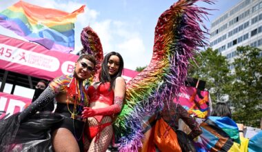 Teilnehmer der 45. Berlin Pride-Parade zum Christopher Street Day in bunten Kostümen.