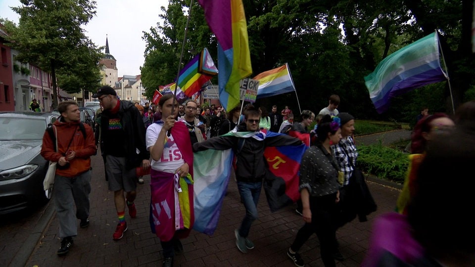 CSD in Köthen verläuft friedlich – Soziologe: Unterschied zwischen Stadt und Land bei Toleranz