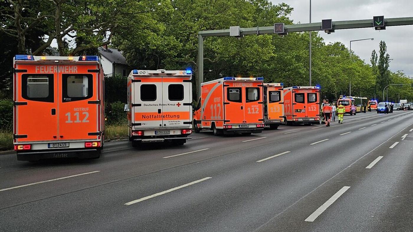 Fußgängerin zwingt Bus zur Vollbremsung – 13 Verletzte