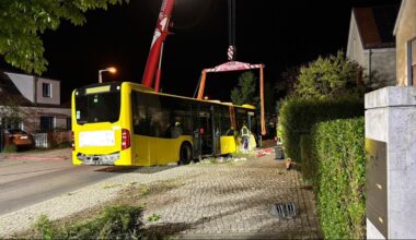 Busfahrer verliert am Steuer Bewusstsein und rammt geparkte Fahrzeuge