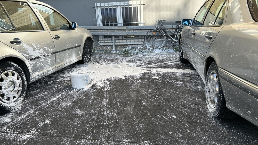 Mann aus Linden wirft Farbeimer zum Fenster raus