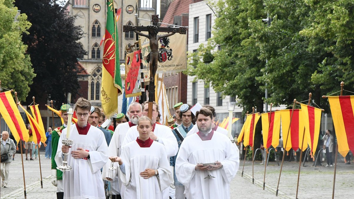 und-Leben.de - Münster: Große Prozession zieht durch die Stadt