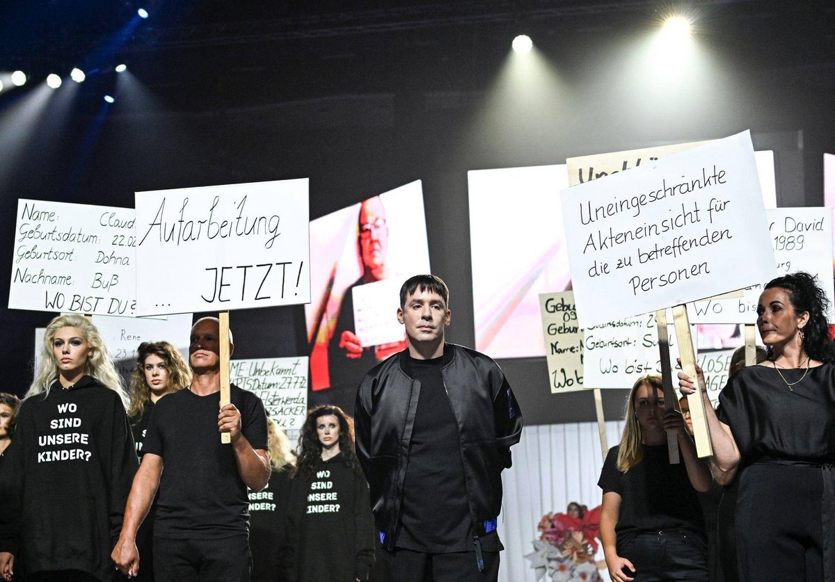 Berlin | Glitzer und Grauen: Eine Modeschau zu DDR-Zwangsadoptionen