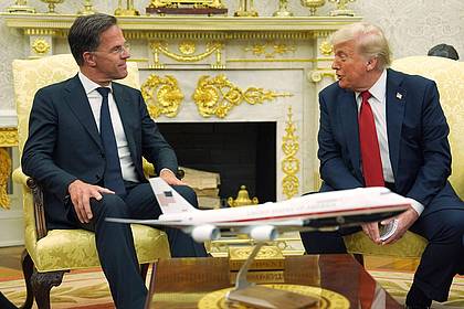 Evan Vucci/AP/dpa | US-Präsident Trump droht russischen Handelspartnern mit 100-Prozent-Zöllen bei einem Treffen mit Nato-Generalsekretär Rutte. 