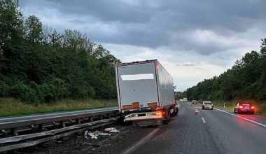 LKW kommt in Mittelschutzplanke zum Stehen