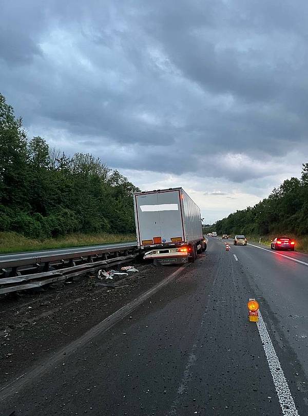 LKW kommt in Mittelschutzplanke zum Stehen