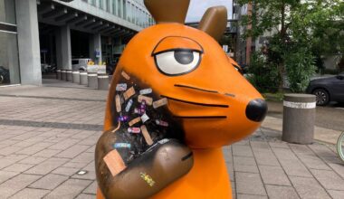 Köln | Angebrannte Maus-Figur wird mit Pflastern versorgt