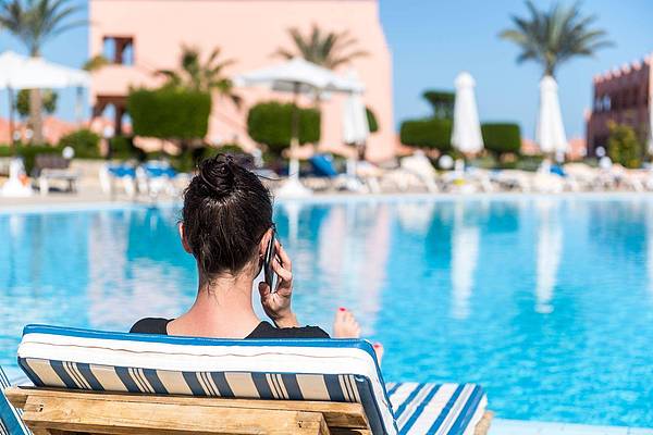 Düsseldorf/Hamburg | Umfrage: Mehr als jeder Zweite arbeitet im Urlaub weiter