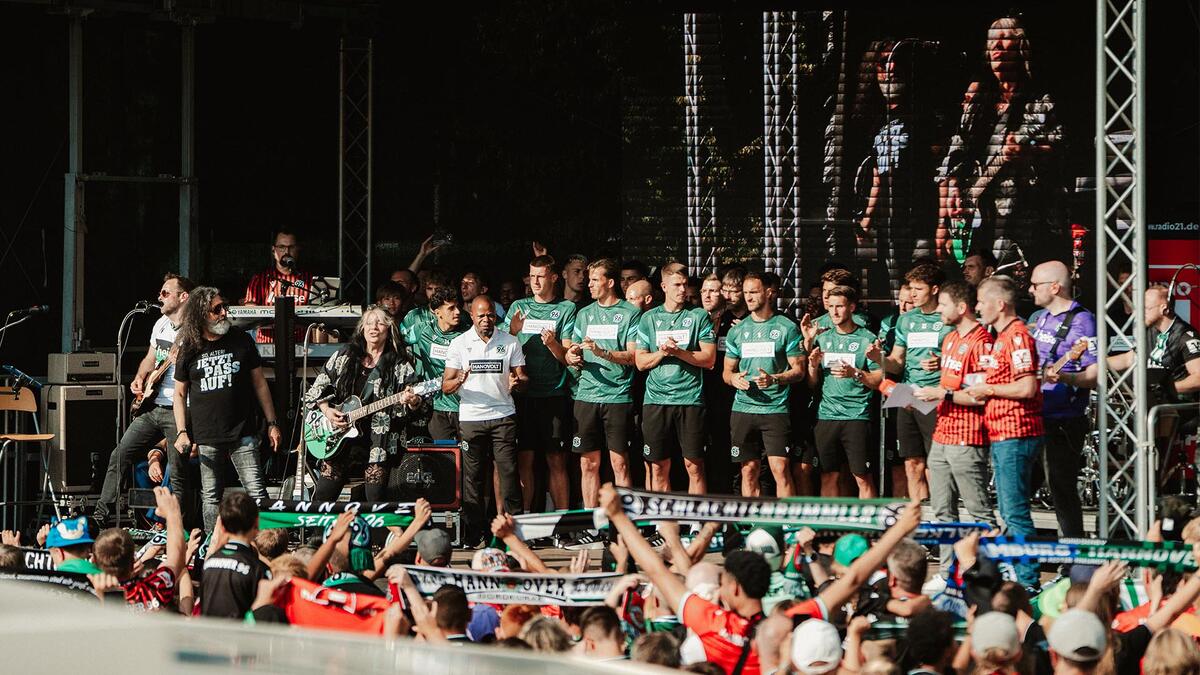 Fans und Mannschaft stimmen sich gemeinsam auf die neue Saison ein